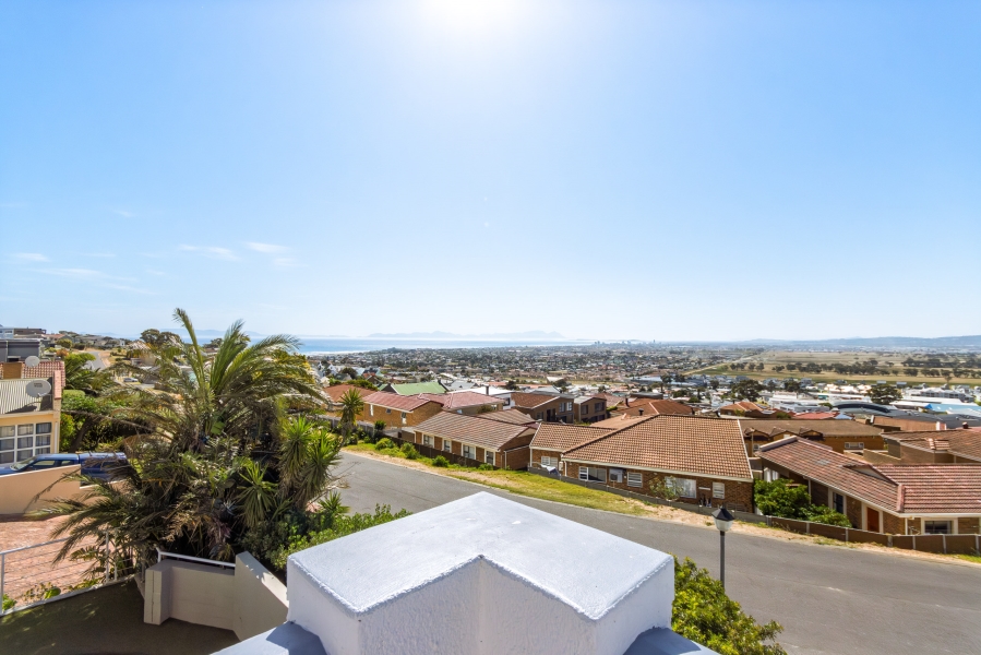 5 Bedroom Property for Sale in Mountainside Western Cape